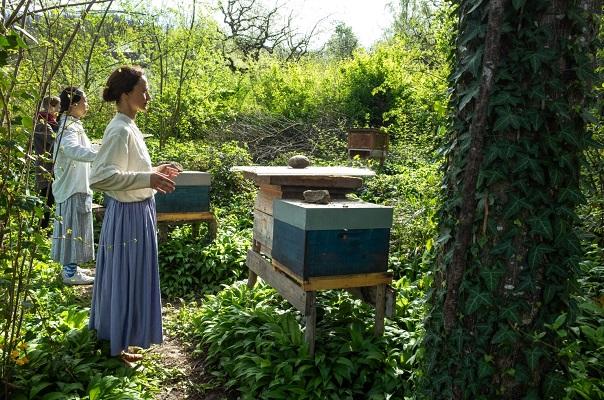 Ilyana-Yunwen-and-Anna-Katharina-in-the-Beegarden-400x604  Ontmoetings- en oefendag voor imkers en euritmisten-Bijeenkomsten - AViN - Antroposofische Vereniging in Nederland