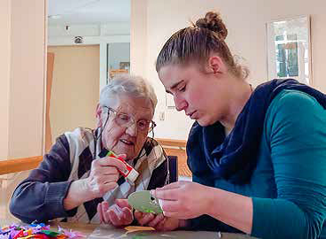 Merel_Bolding_werkt_met_een_bewoner Artikelen Motief - AViN - Antroposofische Vereniging in Nederland