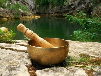 klankschaal-geplaatst-in-de-natuur-met-de-rivier-op-de-achtergrond_400x300 Gericht werken met klankschalen, samenwerken met natuurwezens-Bijeenkomsten - AViN - Antroposofische Vereniging in Nederland